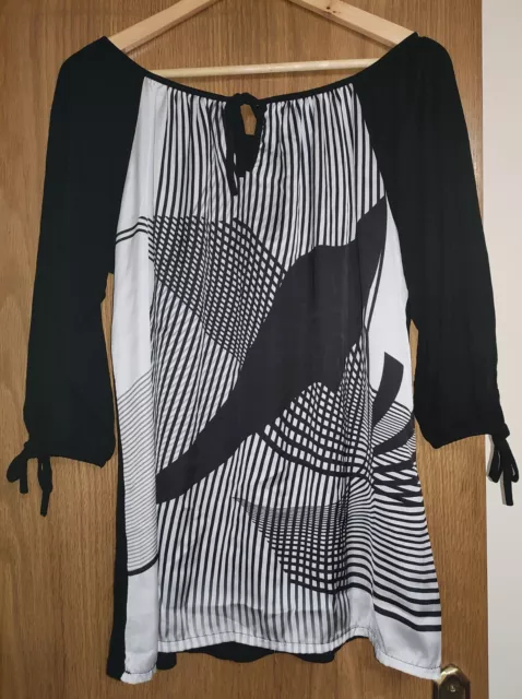 Long black and white t-shirt size M / Camiseta larga negra y blanca talla M