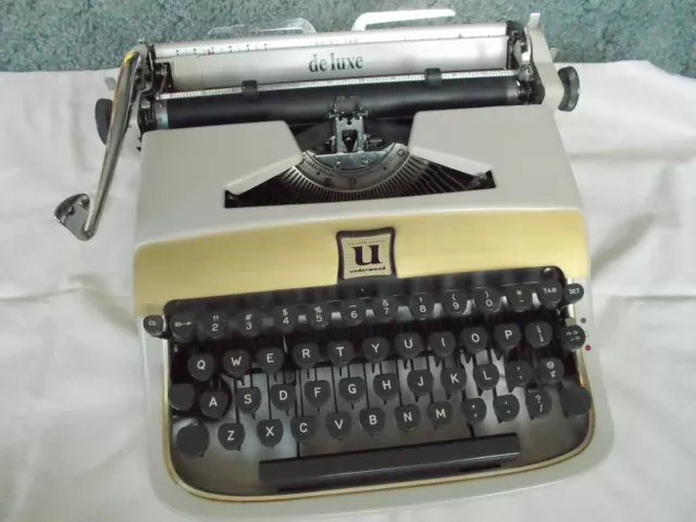 Vintage Underwood Portable de luxe Typewriter With Case