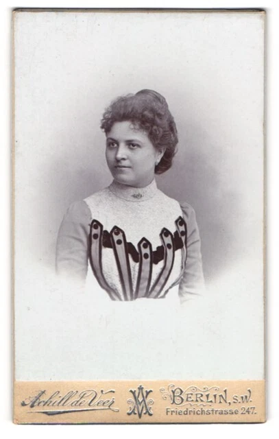 Fotografie Achill de Veer, Berlin-SW, Portrait junge hübsche Dame im modischen
