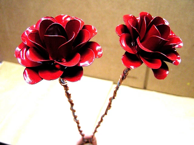 2 Grandes Metal ROJO Rosa Flores con Alambre Envolvido TALLOS