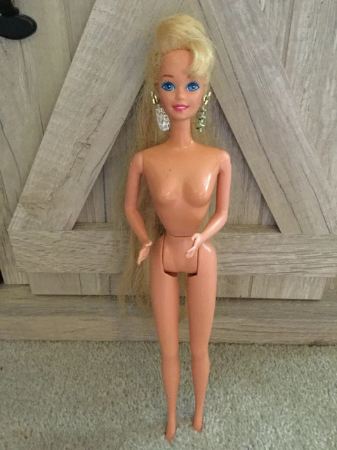 1992 Mattel Hollywood Hair Barbie #2308 Barbie Doll with Gold Tone Earrings Nude