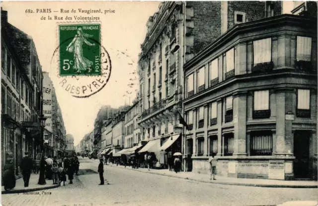 CPA PARIS (15e) Rue de Vaugirard. prise de la Rue des Volontaires (536817)