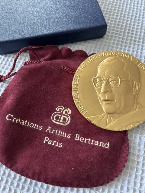 Médaille En Bronze Doré 24 Carats - Représentation Du Dalaï Lama - 70mm - Artiste Revol Arthus Bertrand