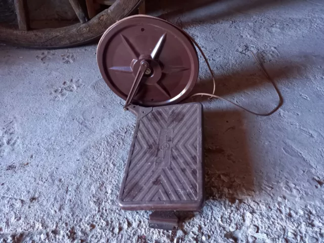 Rueda y pedal máquina de coser Fabricado en metal, chapa
