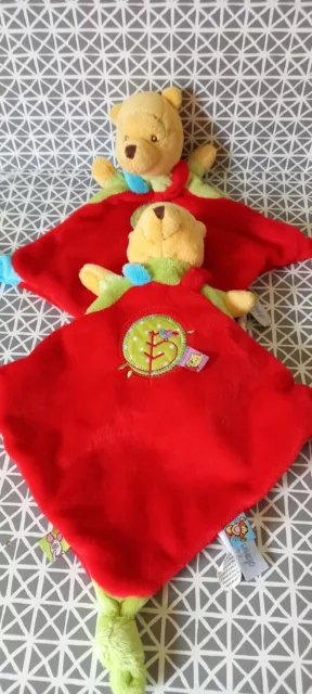 Doudou plat Winnie l'ourson rouge bleu vert oiseau Disney Nicotoy lot de 2