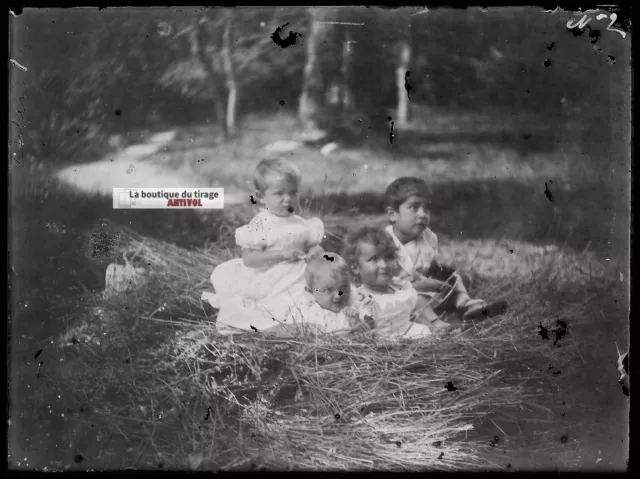 Plaque verre photo ancienne négatif noir et blanc 9x12 cm enfants jardin vintage