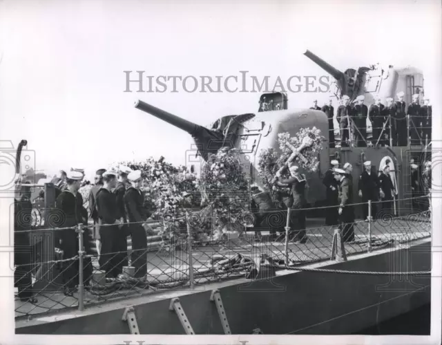 1945 Press Photo Floral Piece is placed on the deck of Destroyer USS Laub.