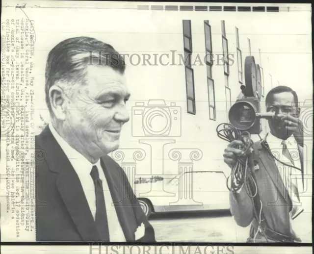 1969 Press Photo Robert Mackle leaves DeKalb County Courthouse in Decatur, GA