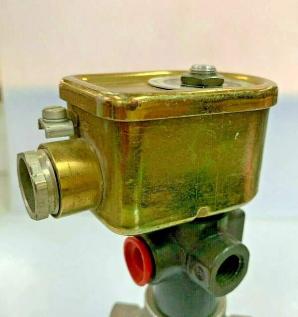 Parker Lucifer 132T0304  3 port  1/4" Solenoid Valve 110/60 AC Manual Operator