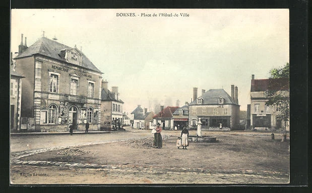 CPA Dornes, Place de l´Hotel de Ville 1911