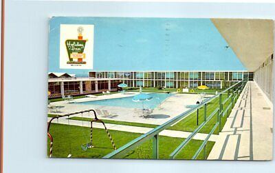Postcard - Swimming Pool Area - Holiday Inn Of Oshkosh, Wisconsin