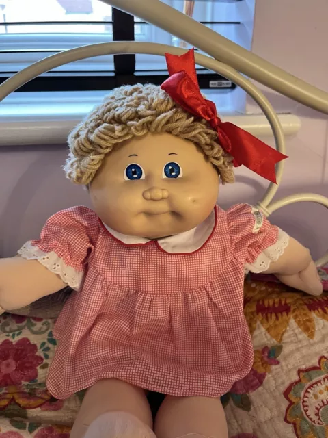 Süße Vintage Kohlaufnäher Kinder Mädchen Puppe HM3 kurze sandige Haare blaue Augen lesen