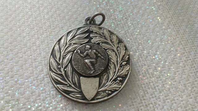 Obut Petanque Médaille Fanny Pétanque Porte-clé - Diamètre 32mm En Métal, Pour Les Passionnés De Boules Cochonnets De Pétanque