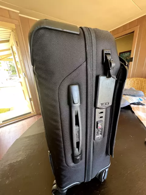 Tumi Merge International Front-lid 4 Wheeled Carry-On in Black