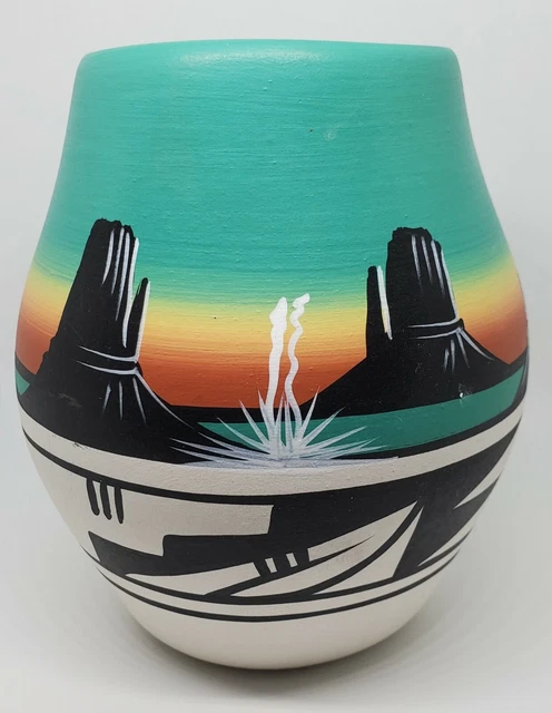VINTAGE DINE NAVAJO Native American Pottery Vase Hand Made And Hand 