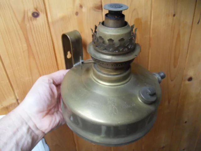 ANCIENNE LAMPE A Pression  poser ou murale Lanterne Lamp Pétrole Abeille France