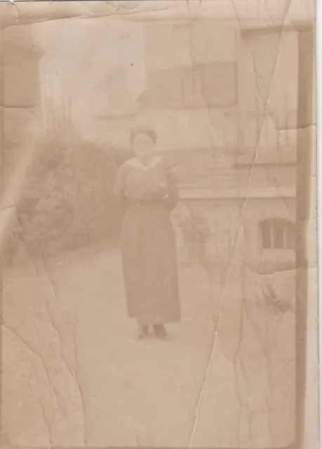 petite photo originale ancienne -  Jeune femme dans le jardin