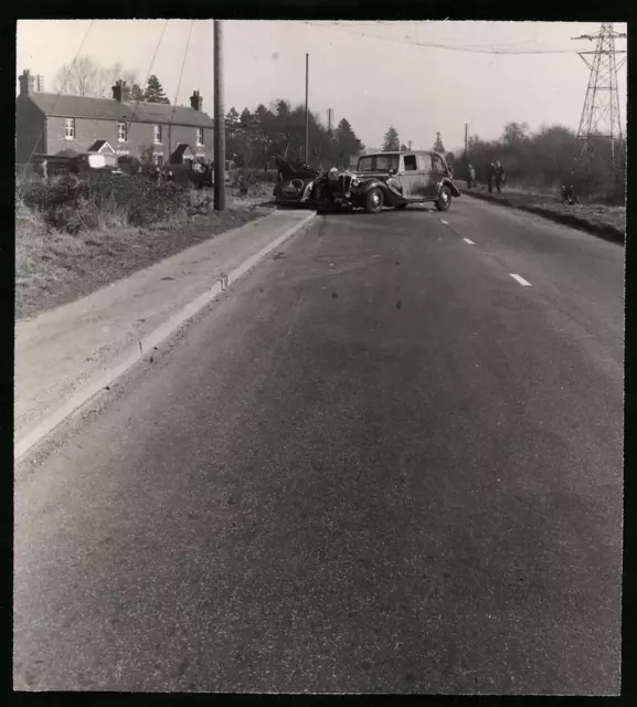 2 Fotografien Polizeifotos, Autounfall englsiche Limousine und Cabrio auf Lands