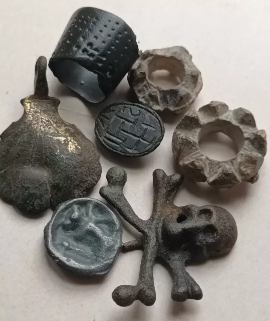 lot de monnaies gauloises . Fusaïoles , potin TURON, objets médiévaux , lot de monnaies gauloises . Fusaïoles , potin TURON, objets médiévaux ,