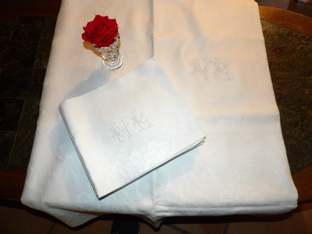 Magnifique Grande Nappe et ses 12 Serviettes Damassées et