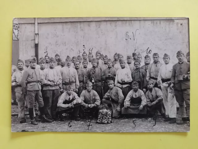 cpa Carte Photo SERVICE MILITAIRES SOLDATS Epluchage des Pommes Noms au dos