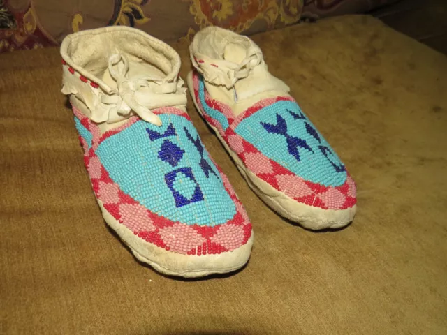 ORIGINAL VINTAGE 1890s 1900 SIOUX INDIAN NATIVE AMERICAN BEADED WOMENS MOCCASINS