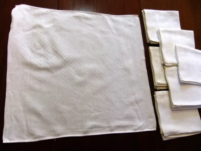 Lot de 12 serviettes 56 x 52 cm damassées à motif placé