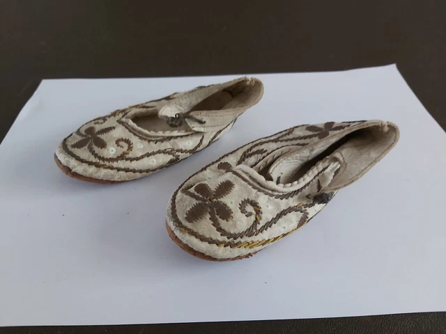 Dolce paio di vecchie scarpe in pelle ricamate per bambini