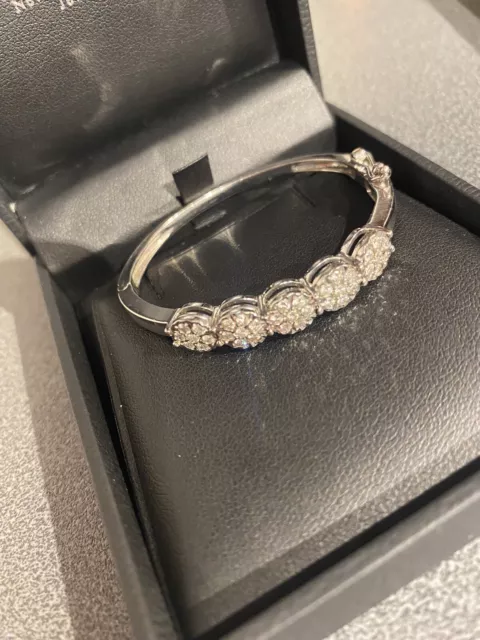 Child’s 9ct White Gold Bangle
