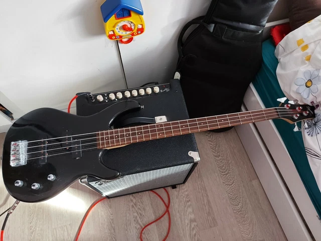 Basse électrique squier + emplificateur fender 100 watts + etui basse noire