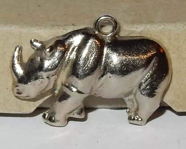 rare CHARM ANIMAL AFRIQUE LE RHINOCEROS  FEVE METAL type ARGENT PENDENTIF 2D