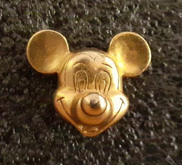 PIN´S - RAQUETTE DE TENNIS en métal doré signé DG EUR 3,30 - FR