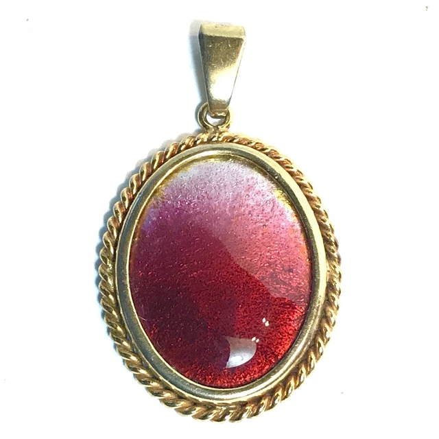 Pendentif or jaune, sur fond guilloché, vierge émaillée, vers 1900-20
