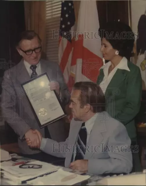 Press Photo John Bloomer of Birmingham News awarded by Governor George Wallace