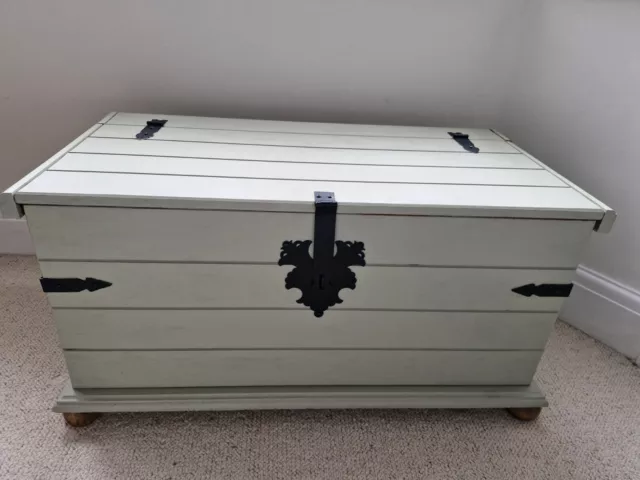 Corona Storage Trunk