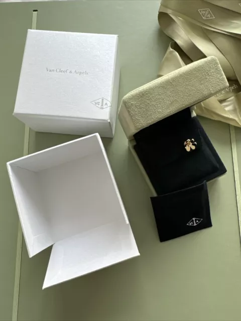 Van cleef & Arpels genuine Earrings case Green suede Jewelry box w/ Ribbon