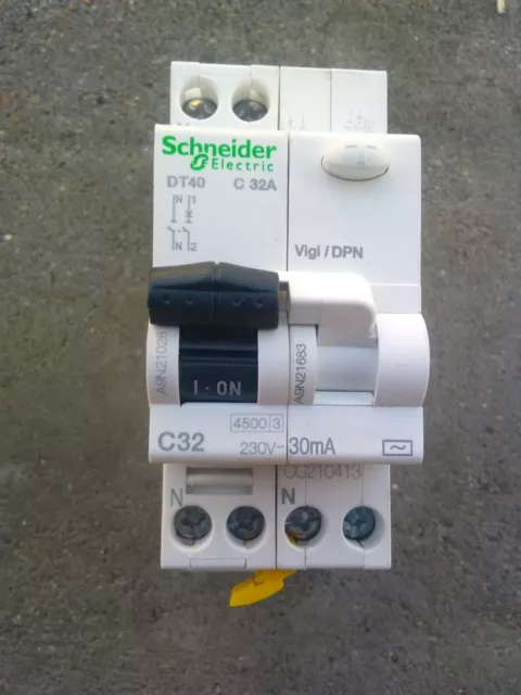 disjoncteur - schneider dt40 - 3 phases + neutre - 20 ampères - courbe c -  schneider electric a9n21066 : : Bricolage