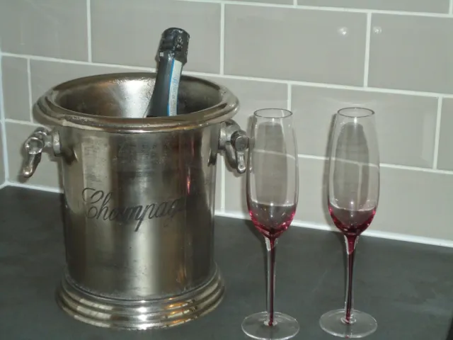 Champagner Eiskübel silberne Oberfläche glamouröser Weinkühler für stilvolle Partys
