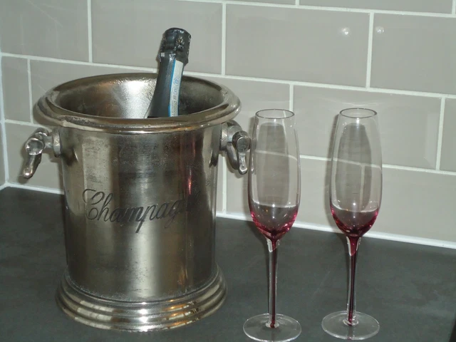 Champagner Eiskübel silberne Oberfläche glamouröser Weinkühler für stilvolle Partys Champagner Eiskübel silberne Oberfläche glamouröser Weinkühler für stilvolle Partys