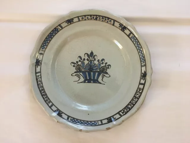 Grand plat plat et rond ,en faïence de Rouen ,cul noir ,décor au panier