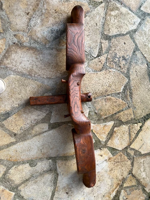 Jouets anciens en bois sculpté– Bœufs artisanaux avec licol