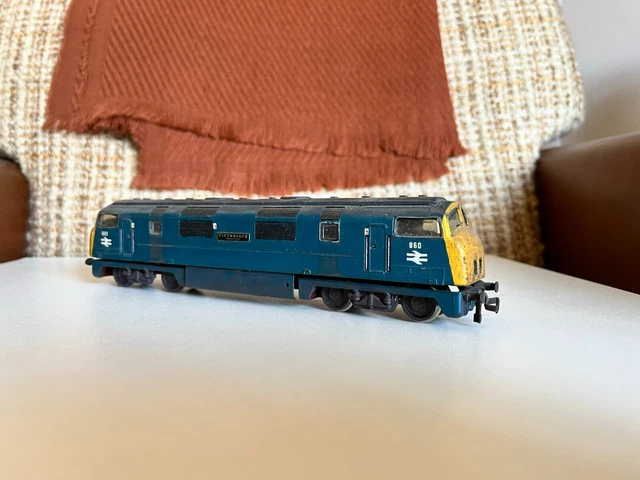 Trix OO gauge Class 42 Warship diesel hydraulic loco D860 Victorious Blue paint