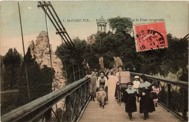 CPA PARIS 19th Buttes-Chaumont Sur le Pont suspension (574454)