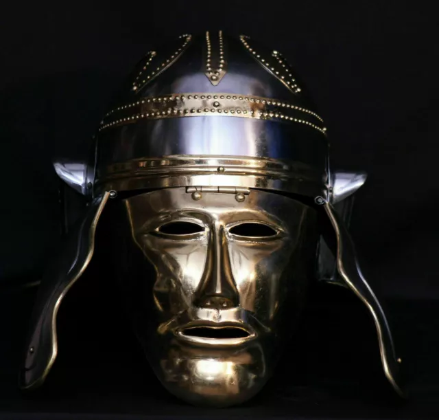 Antiker mittelalterlicher römischer Helm mit Gesichtsmaske römischer...