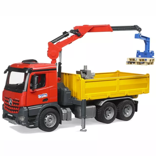 BRUDER 03651 MB Arocs Baustellen LKW mit Kran, Schaufelgreifer und 2 Paletten