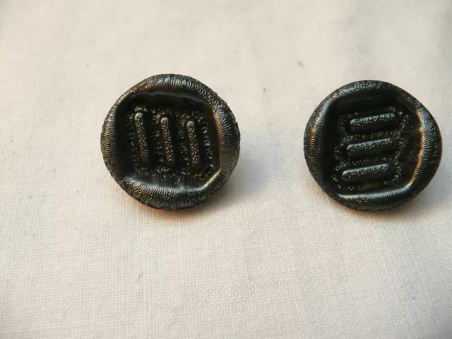 2 boutons anciens vintage  en résine