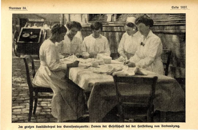 Herstellen von Verbandzeug im Garnisionslazarett von Damen der Gesellschaft 1914