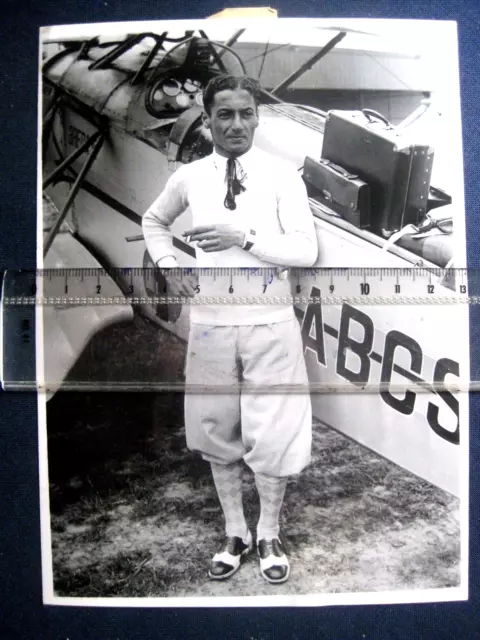 Photo argentique d'époque:  Le pilote de voltige aérienne Falconi