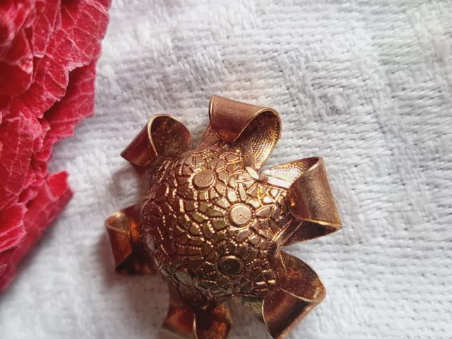 Bouton ancien en métal doré pourtour recourbé à pied 2,2 cm collection D9F 3