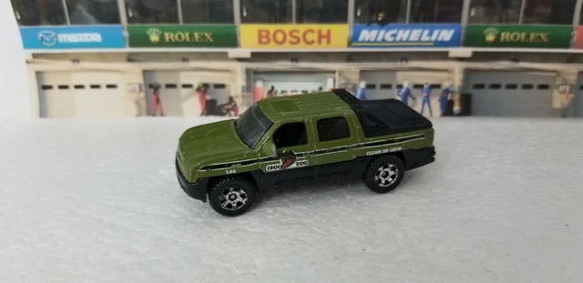 2009 Matchbox Chevrolet Avalanche - CROC ZOO 5-Pack - Olive MB546 Die-cast Car